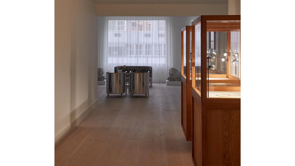 Sophie Bille Brahe’s Madison Avenue location showcases her jewelry in montres designed by Rune Bruun Johansen. Sophie Bille Brahe NYC Store Display Cases